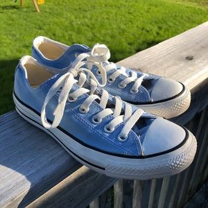 Size 8 light blue women’s converse all stars